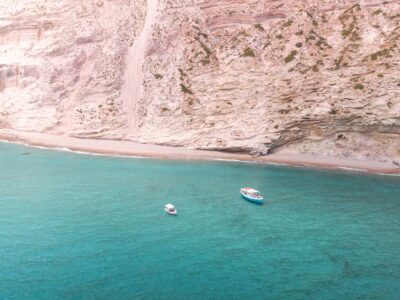 Εκδρομή με ιδιωτικό σκάφος σε Συκιά,- Κλέφτικο - Τσιγκράδο - Γέρακα. Ανακαλύψτε τις πιο όμορφες παραλίες της Μήλου! Κάντε κράτηση τώρα!