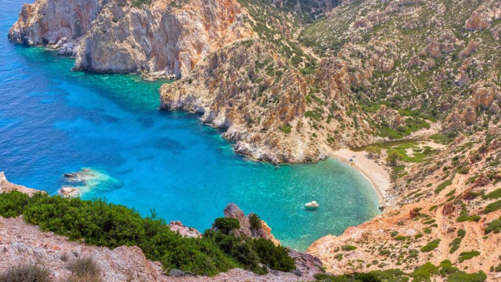 Our private Milos boat tour to Sarakiniko & Polyaigos unveils the amazing beauty of the Aegean Sea in a half-day cruise with a fast RIB boat.